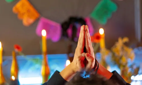 Montar um altar para homenagear os que partiram é tradição de muitas culturas