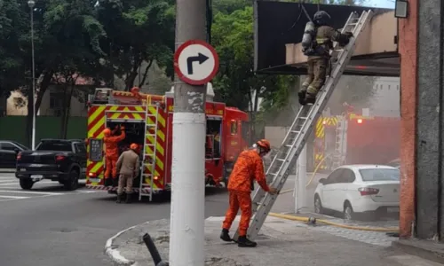 Bombeiros do Quartel de Niterói atuaram no local e apagaram o fogo