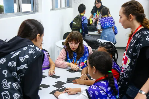 As crianças participam de atividades educativas e interativas com os monitores