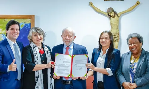 Presidente Lula assinou a Lei ao lado do ministro André Fufuca (Esporte), a deputada Erika Kokay (autora da lei), a senadora Eliziane Gama e a ministra Macaé Evaristo (Direitos Humanos e Cidadania)