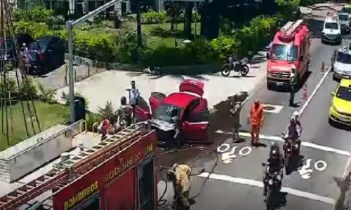 O fogo começou por volta das 12h10, em frente à Igreja São José