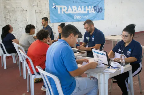 Além das vagas de emprego, há oportunidades de estágio para universitários de diversas graduações