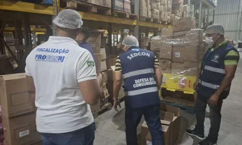 Também foram retirados das prateleiras 87 kg de alimentos impróprios para consumo