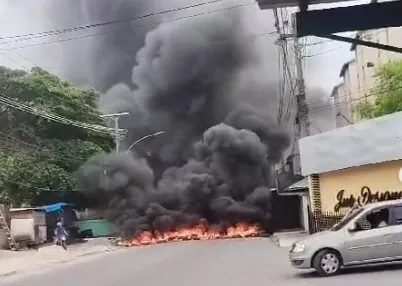 Pneus foram queimados, provocando uma densa nuvem de fumaça