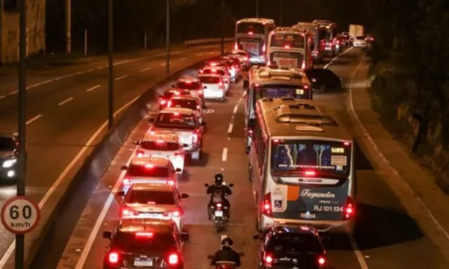 Trânsito está engarrafado desde a subida da Caixa D'Água, sentido São Gonçalo