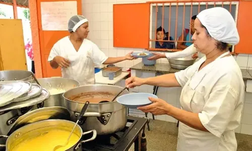 Atribuições incluem preparar e distribuir refeições, verificar a qualidade dos alimentos, entre outros