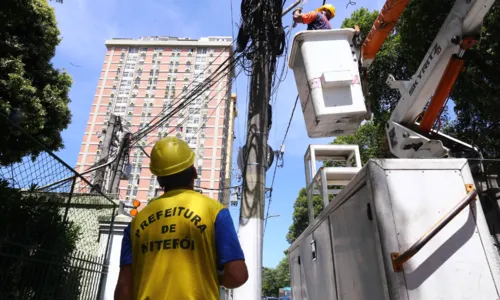 Uma das metas é acabar com o emaranhado de fios das concessionárias nos postes da cidade