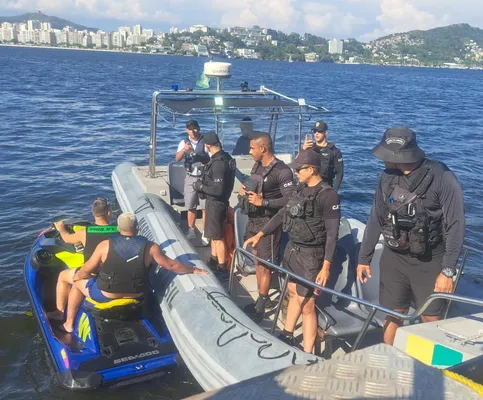 Moto aquática é parada em abordagem