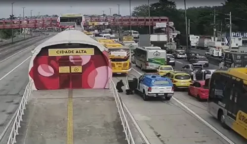 A Avenida Brasil ficou fechada durante ação da PM na Cidade Alta