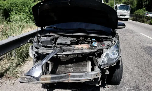 Dianteira do carro ficou completamente destruída