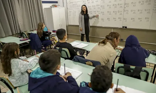 O Pé-de-Meia funciona como uma poupança e tem o objetivo de evitar a evasão escolar