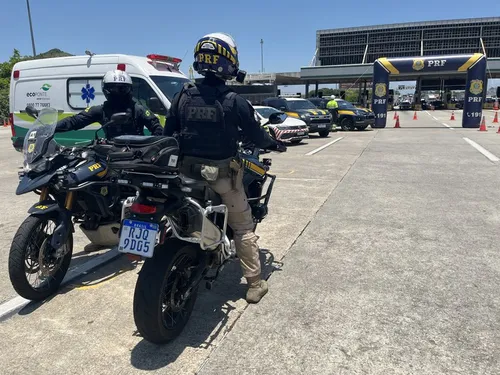 Agentes da PRF em ação na Ponte Rio-Niterói