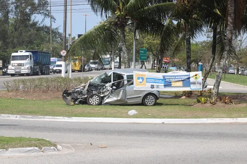 Carros batidos foram expostos a fim de conscientizar motoristas