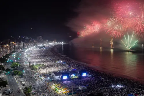 Réveillon em Copacabana costuma atrair mais de 1 milhão de pessoas