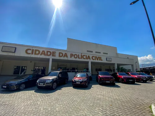 Carros de luxo apreendidos, segundo a polícia, nas casas de envolvidos no esquema