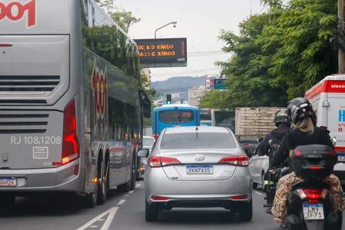 Motoristas enfrentam lentidão na Avenida Marquês de Paraná