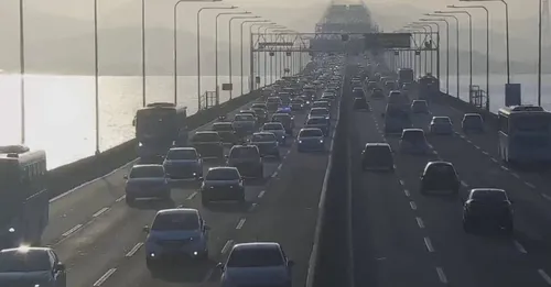 Trânsito é lento na Ponte Rio-Niterói