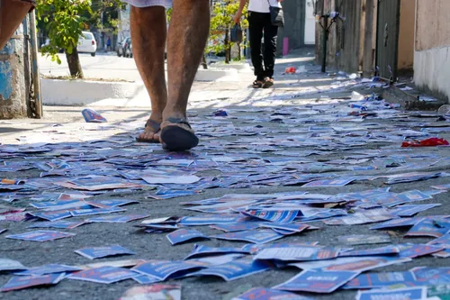 Prática de 'derramamento de santinhos' nas vias públicas constitui crime eleitoral