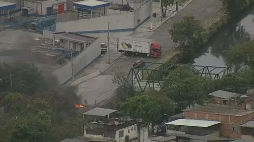 Barricadas foram incendiadas no Complexo de Israel