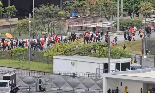 Torcedores brigaram do lado de fora do estádio Neo Química Arena