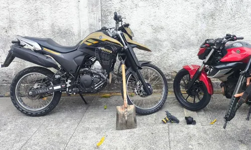 Segundo a PM, uma moto é produto de roubo e a outra estava sem placa, com a numeração do chassi raspada