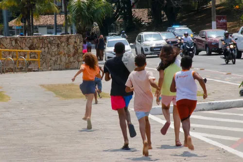 A manhã começou com correria em direção aos distribuidores de doces