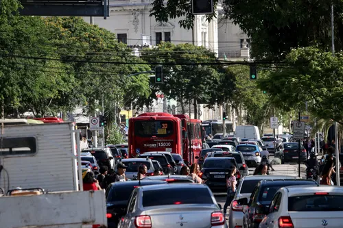 Moradores relatam desafio para se locomover pela cidade de carro