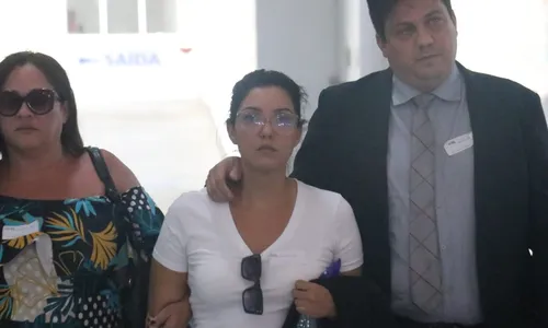 Jacqueline Bacellar chegou acompanhado do advogado