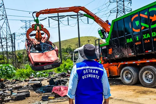 Os donos foram levados à Delegacia de Roubos e Furtos de Automóveis (DRFA)