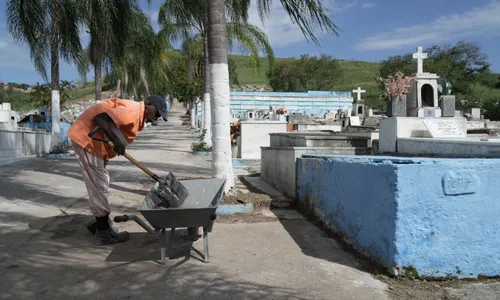 Cemitérios em SG estão recebendo pintura em muros e meio-fios e limpeza nos túmulos