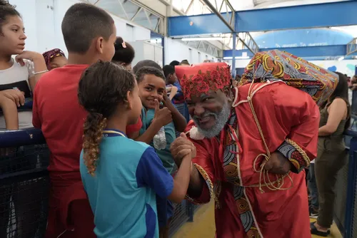 O Papai Noel Preto fez a alegria de 300 crianças em escola no Portão do Rosa