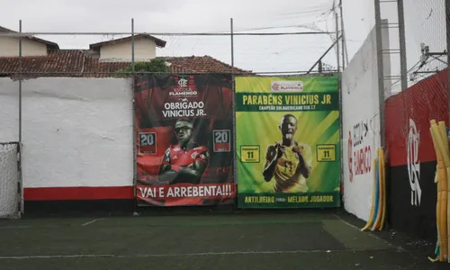 Campo onde Vini Jr começou a treinar em SG estampa imagens do jogador