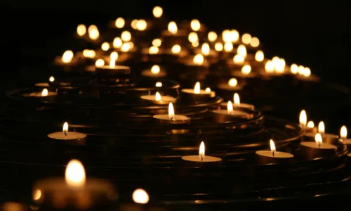 Neste dia 13 de maio, nos terreiros de Umbanda e nas igrejas católicas, muitas velas brancas serão acesas.