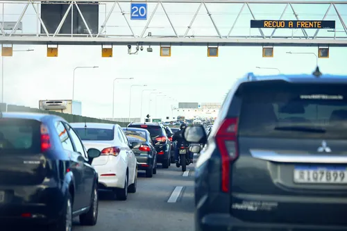 Motoristas encontram trânsito lento desde os acessos até o pedágio