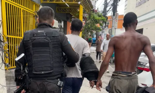 Segundo a PM, os dois homens estavam em uma motocicleta roubada