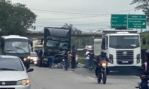 Até às 9h, havia um engarrafamento de aproximadamente seis quilômetros na área