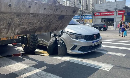 A roda dianteira do veículo ficou completamente destruída