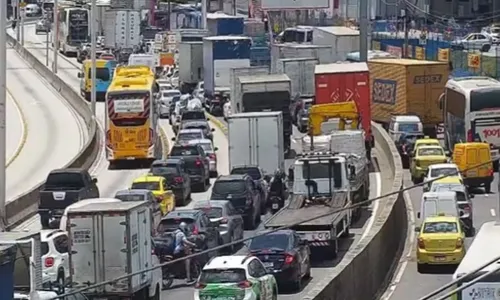 Congestionamento está dificultando o deslocamento dos motoristas