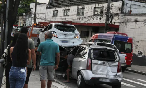 Os carros foram retirados do local bastante avariados