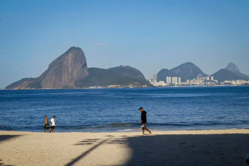 Céu irá variar entre claro e parcialmente nublado