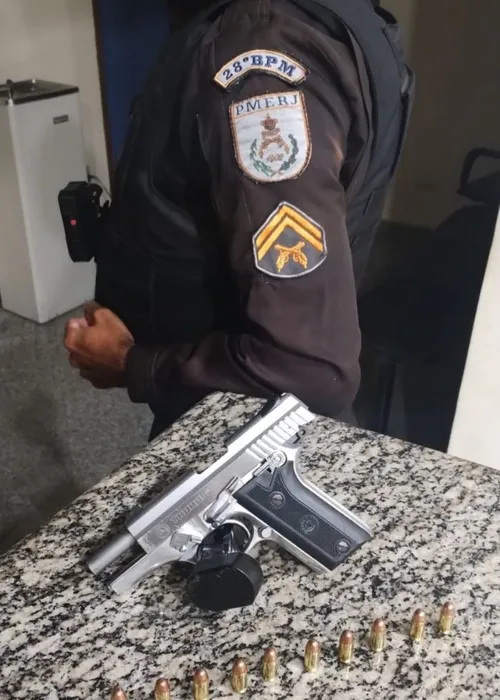 A PM apreendeu uma pistola calibre 380, que estava com o acusado