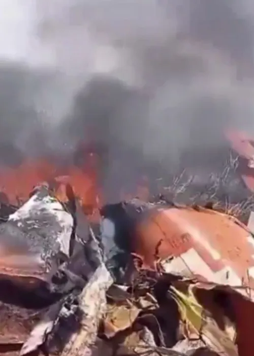 Felizmente, o piloto conseguiu ejetar antes do avião cair e foi resgatado