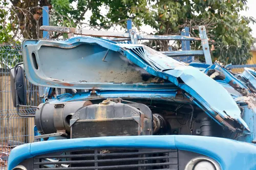 Caminhão carregado com pisos ficou destruído ao tombar na BR-101