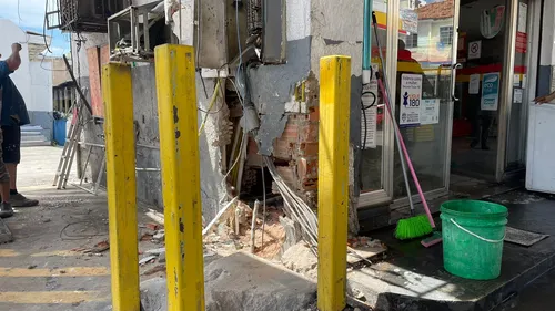 Explosão destruiu parede de loja de conveniência