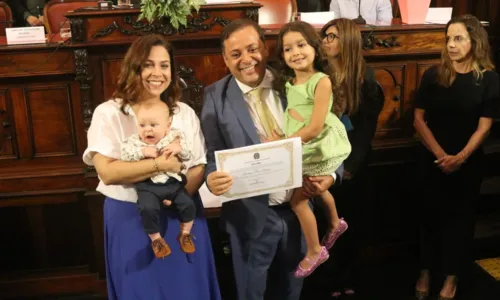 Rodrigo Neves e família durante a diplomação