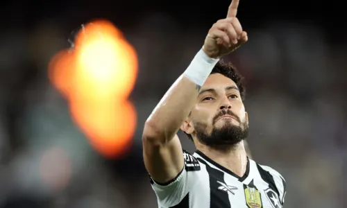 Alex Telles comemora após abrir o placar para o Botafogo em cobrança de pênalti no Nilton Santos