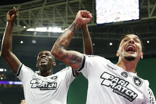 Luiz Henrique e Gregore comemorando a vitória diante do Palmeiras pelo Brasileirão