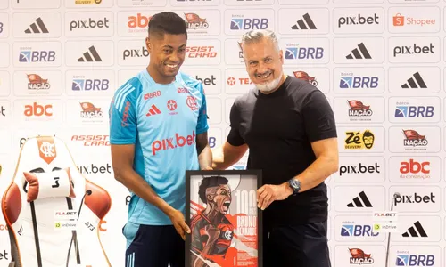 Bruno Henrique recebeu uma placa e uma medalha do Flamengo