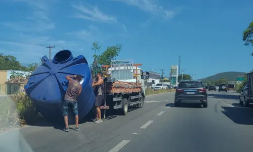 Caixa d'água cai de um caminhão na RJ-106, em Rio do Ouro