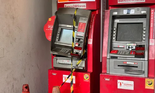 Caixa eletrônico segue danificado no local
